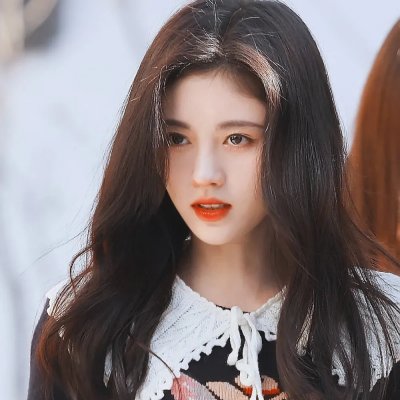 穿白丝绸的女人